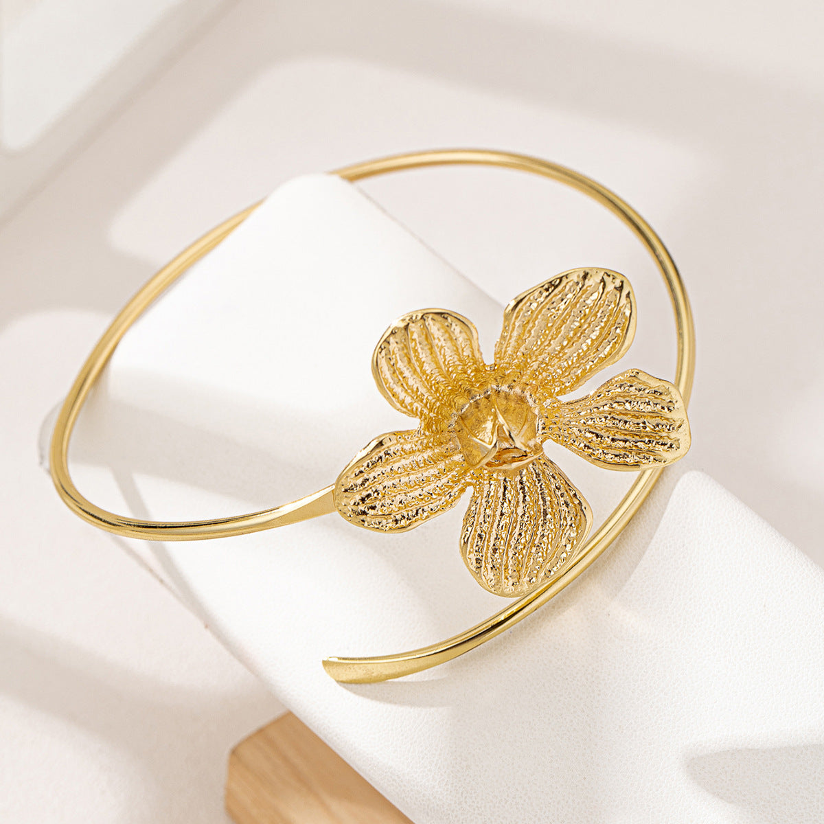 Planderful Vienna Verve Bracelet – Fashionable Metal Flower Design