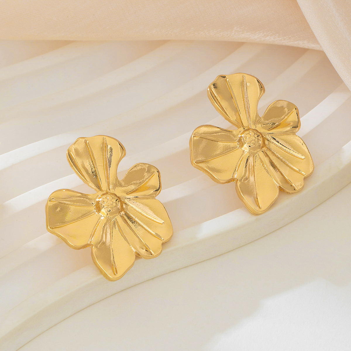 Planderful Vienna Verve Earrings – Exquisite Metal Gold Flower Design