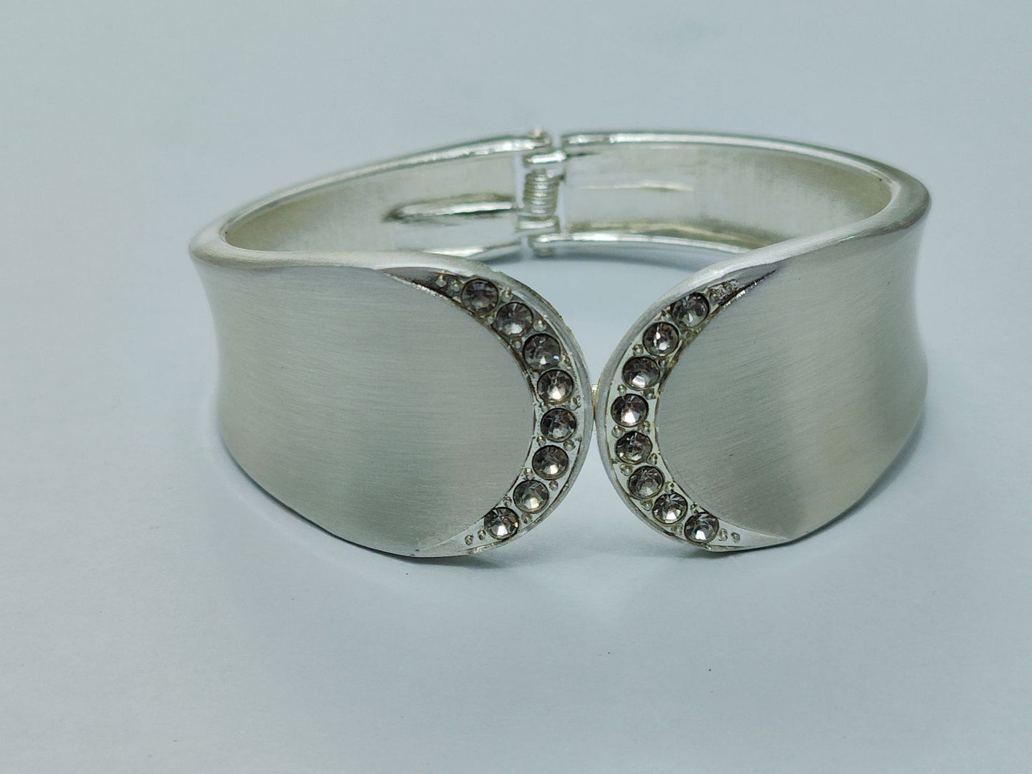 Glamorous Rhinestone-Embellished European Style Metal Bracelet for Women