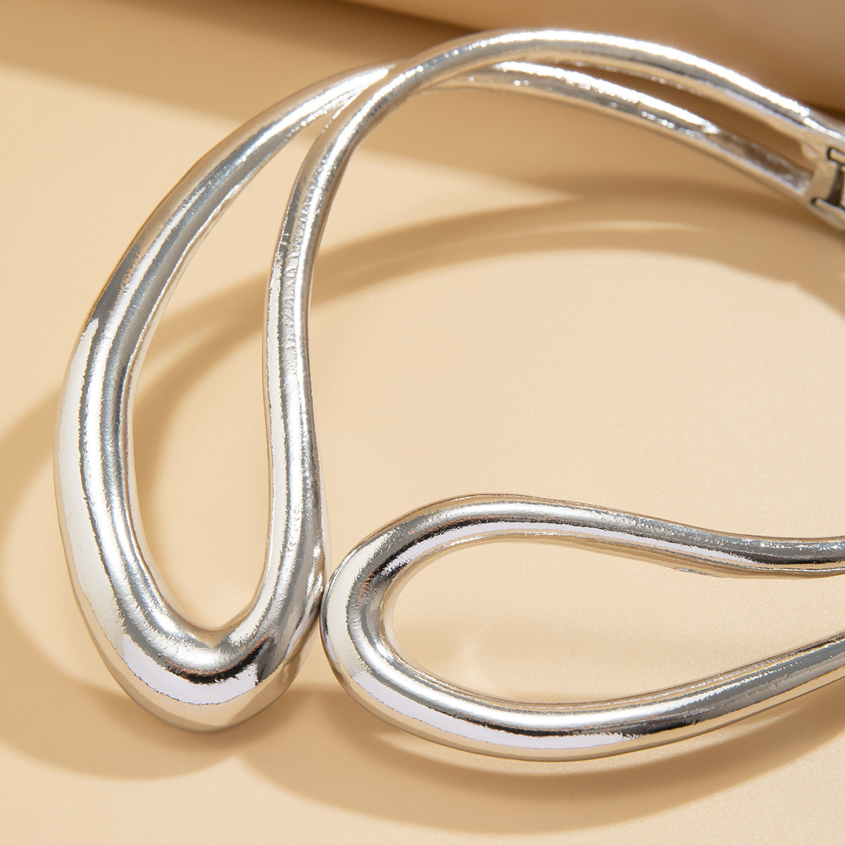 Planderful Vienna Verve Necklace – Elegant Retro Hollow Design