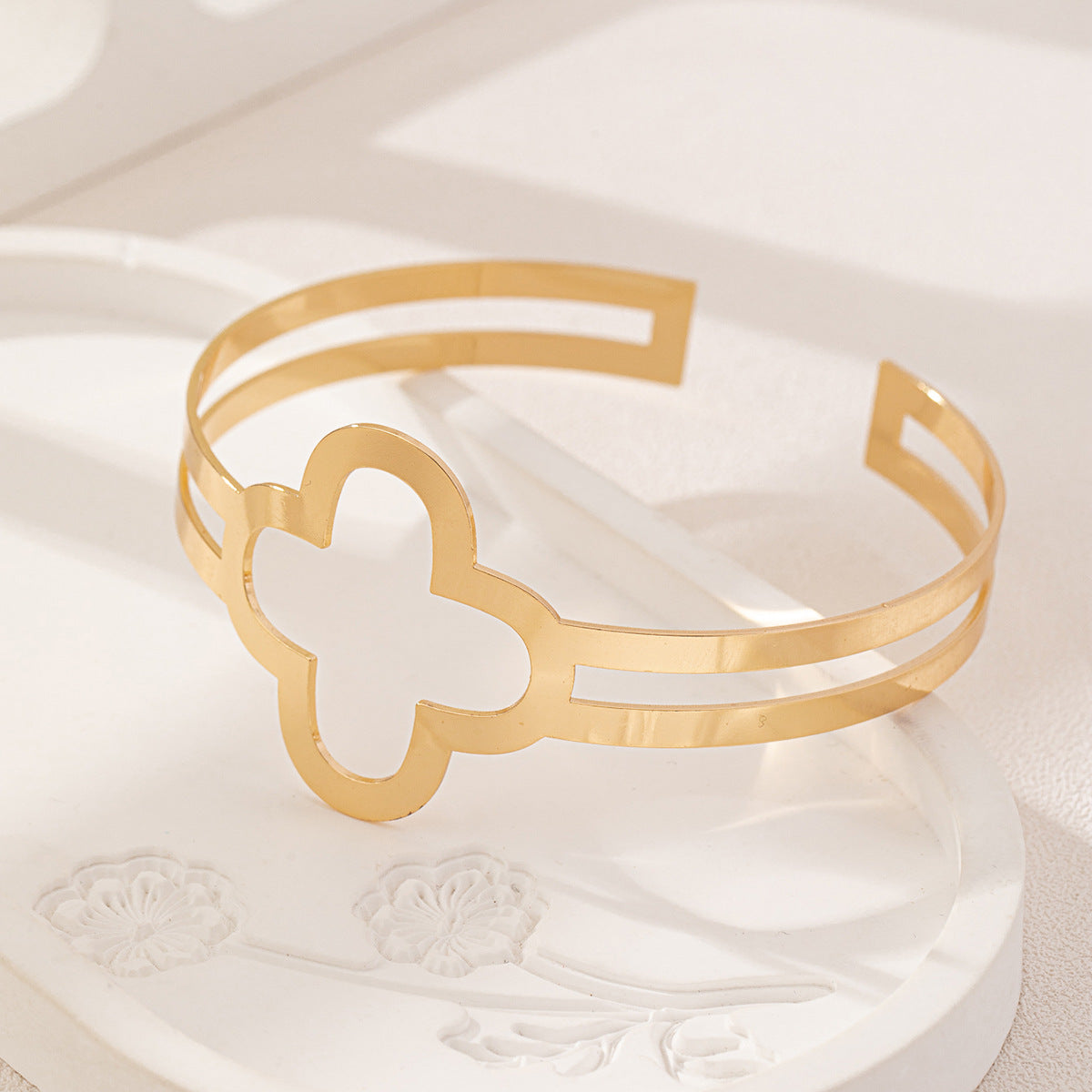 Planderful Vienna Verve Bracelet – Fashionable Hollow Metal Four-Leaf Clover Design