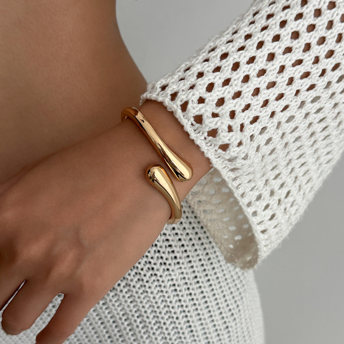 Hot-Selling Hug Open Bracelet Bracelet Alloy Smooth Surface Symmetrical Water Drop Spring
