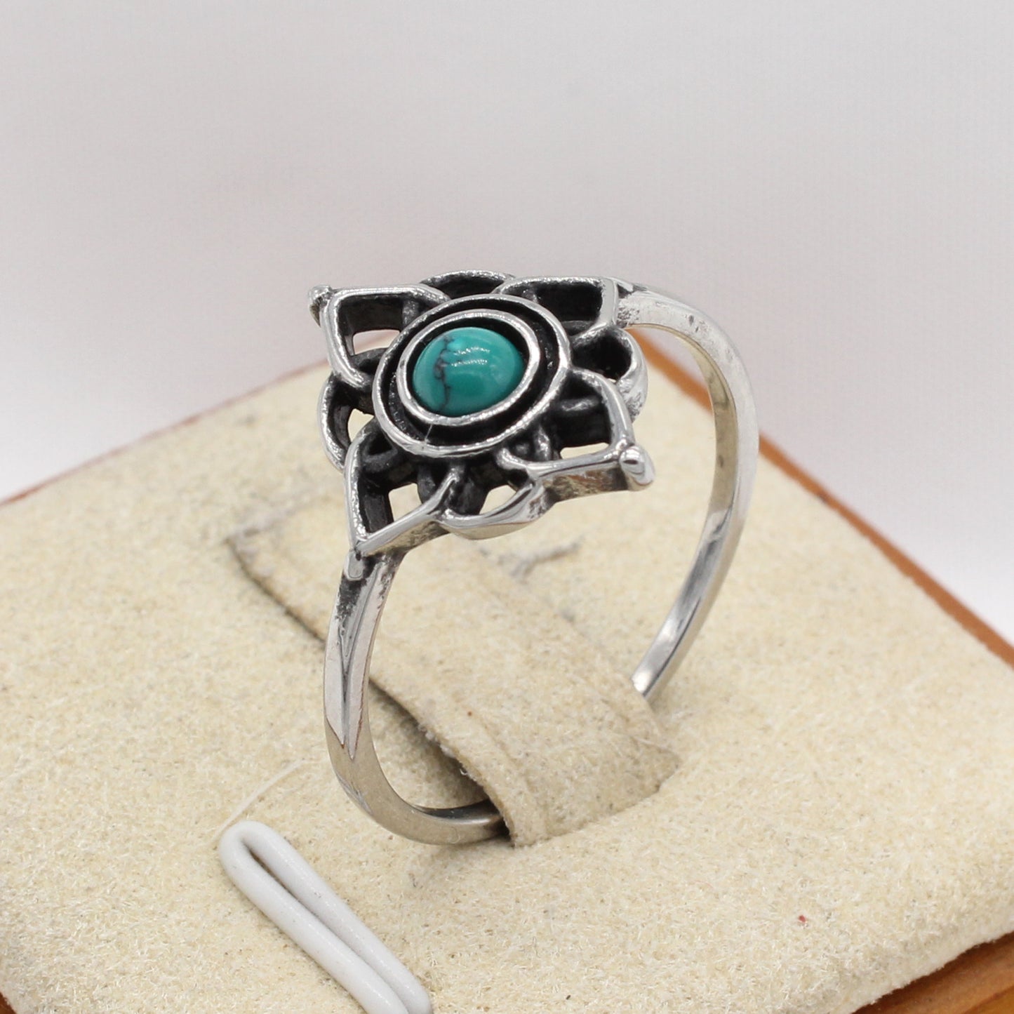 Planderful Everyday Genie – European and American Personalized Retro Gemstone Lotus Titanium Steel Ring