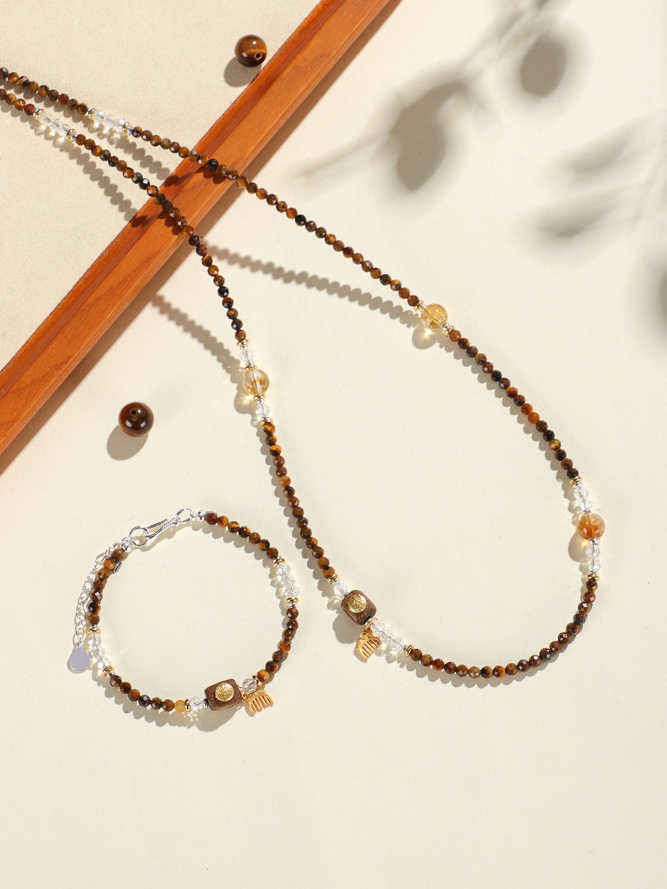 Planderful Fortune's Favor Tiger's Eye Bracelet – Elegant Crystal Design