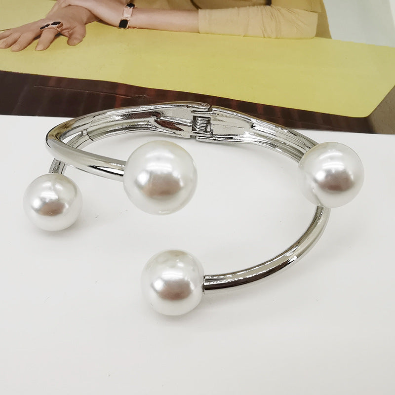 Chic Irregular Pearl and Gold-Plated Alloy Bracelet for Fashionistas
