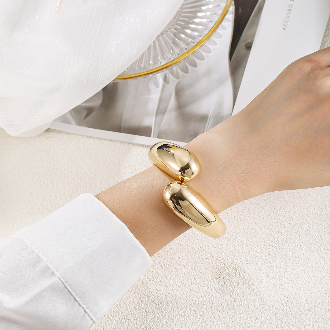 Planderful Vienna Verve Bracelet – Glossy Gold Cross Retro Design