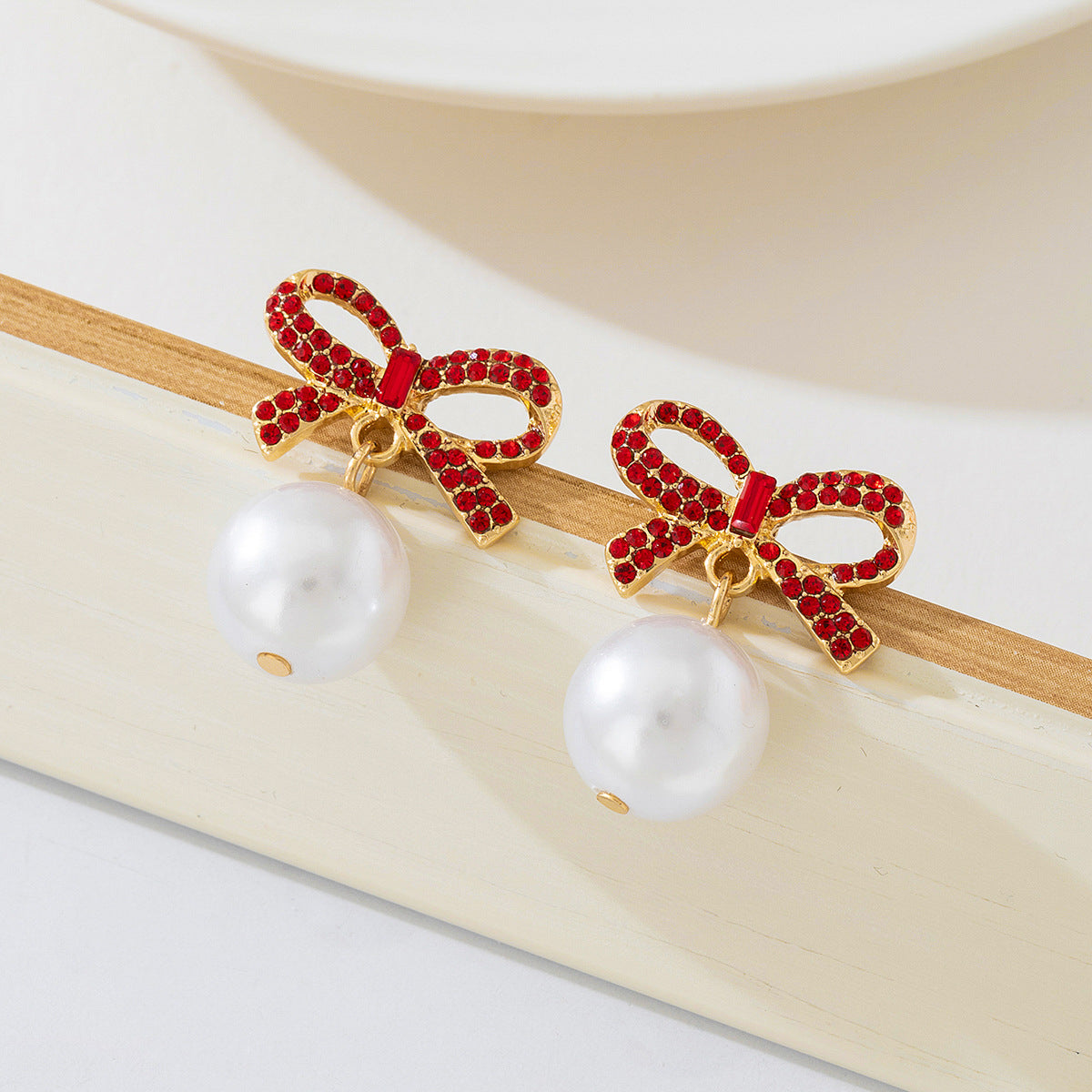 Planderful Vienna Verve Earrings – Elegant Retro Design with Imitation Pearls