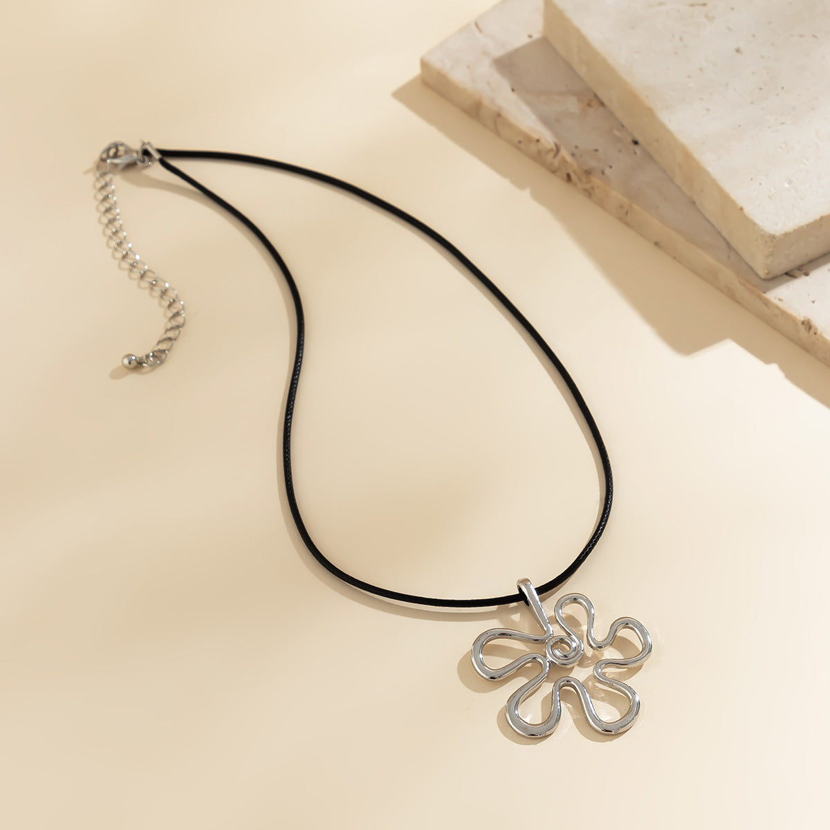 Planderful Vienna Verve Necklace – Personalized Sweet Flower Pendant Design