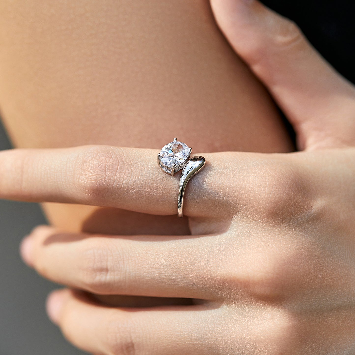 Planderful Everyday Genie Zircon Ring – Elegant Serpentine Design