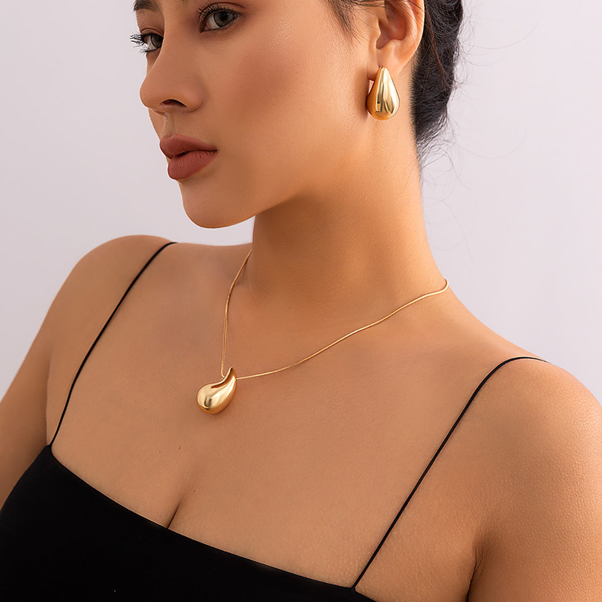 Exaggerated Ins Party Drop Smooth Necklace with Large Teardrop Comma – Cross-border Jewelry Inspired by Europe and The United States