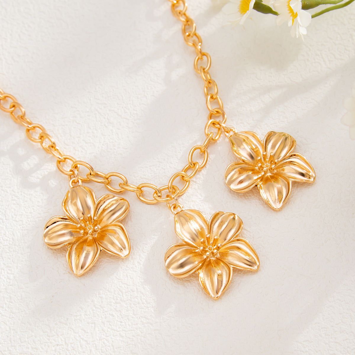 Planderful Vienna Verve Necklace – Retro Versatile Flower Pendant Design
