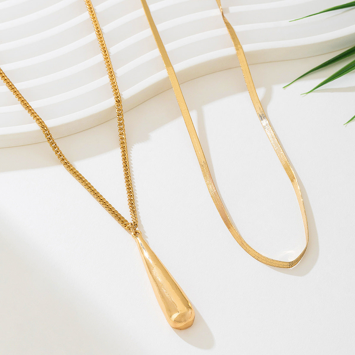 Planderful Vienna Verve Necklace – Versatile Retro Design with Gold Tassel
