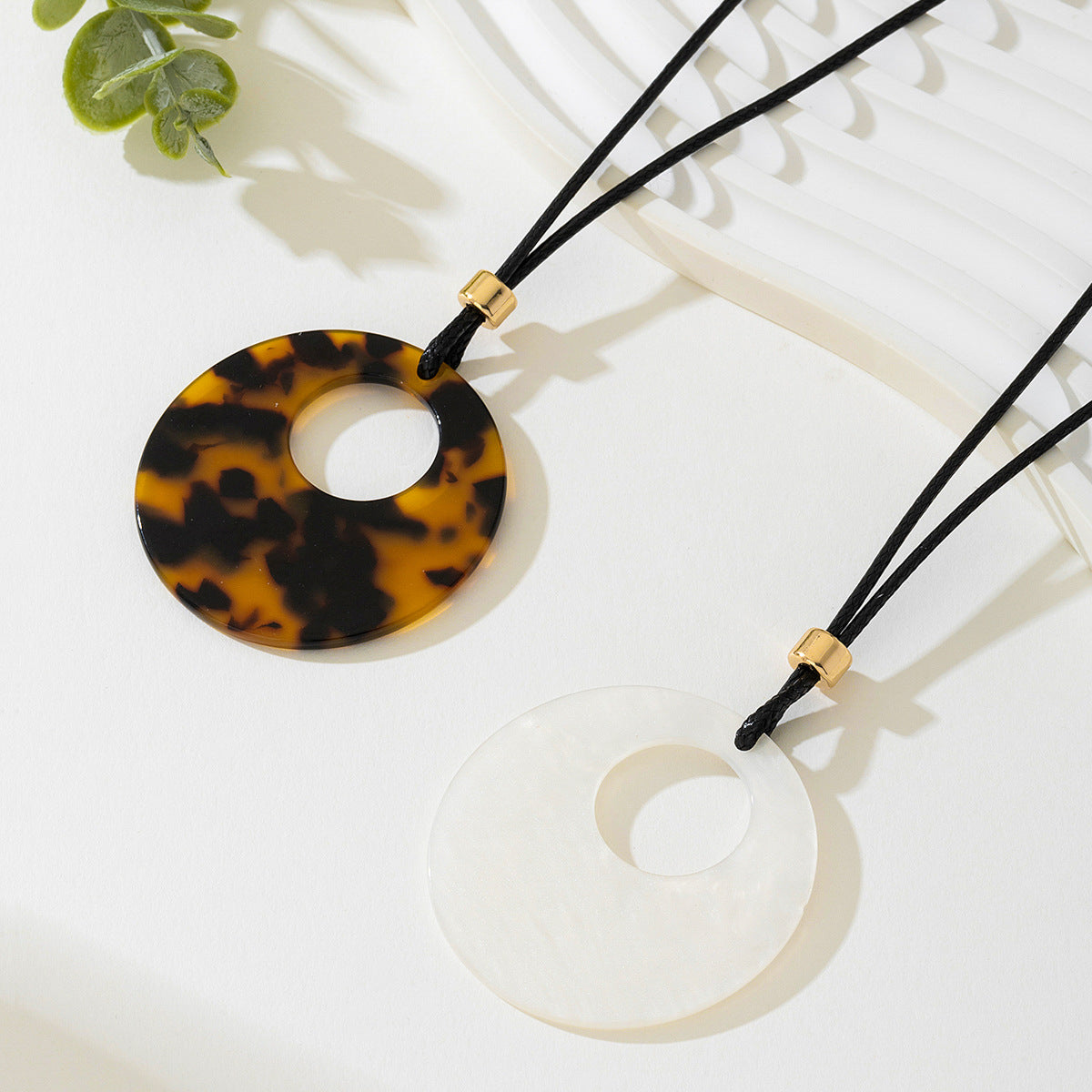Planderful Vienna Verve Necklace – Fashionable Retro Leopard Print Design