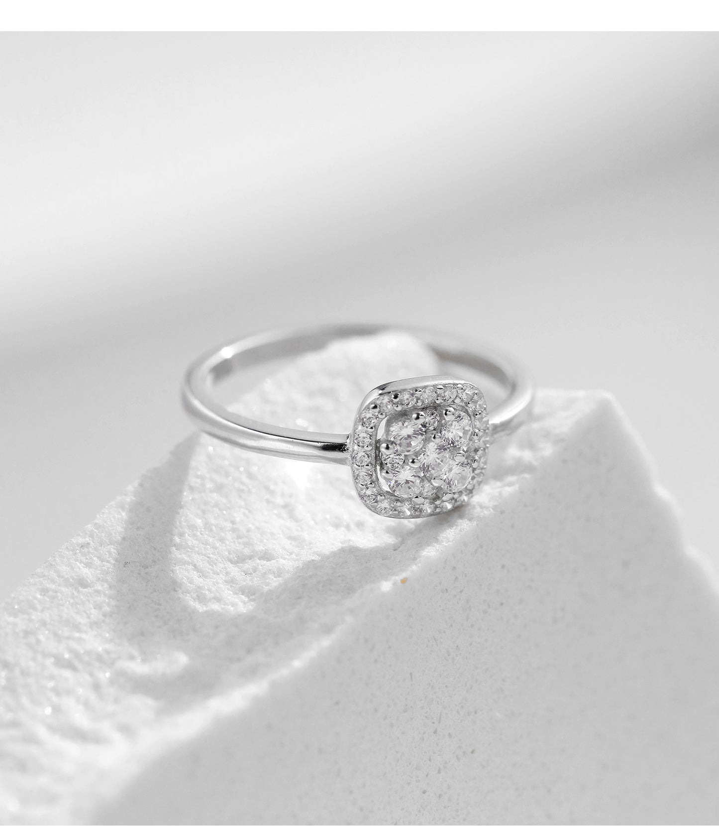 Planderful Moissanite Sparkling Ring – Elegant Light Luxury Design