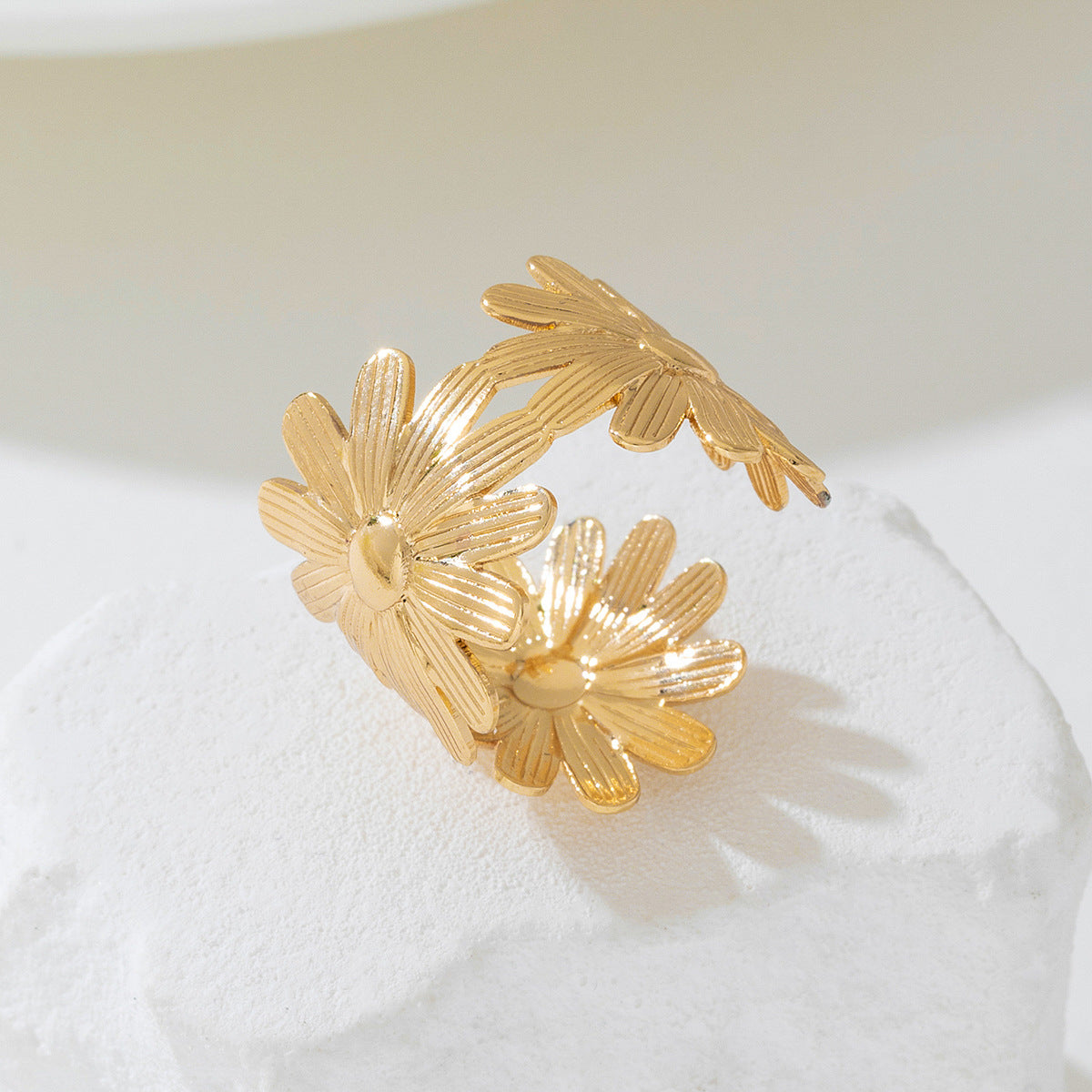 Planderful Vienna Verve Jewelry Set – Fashionable Retro Metal Flower Design