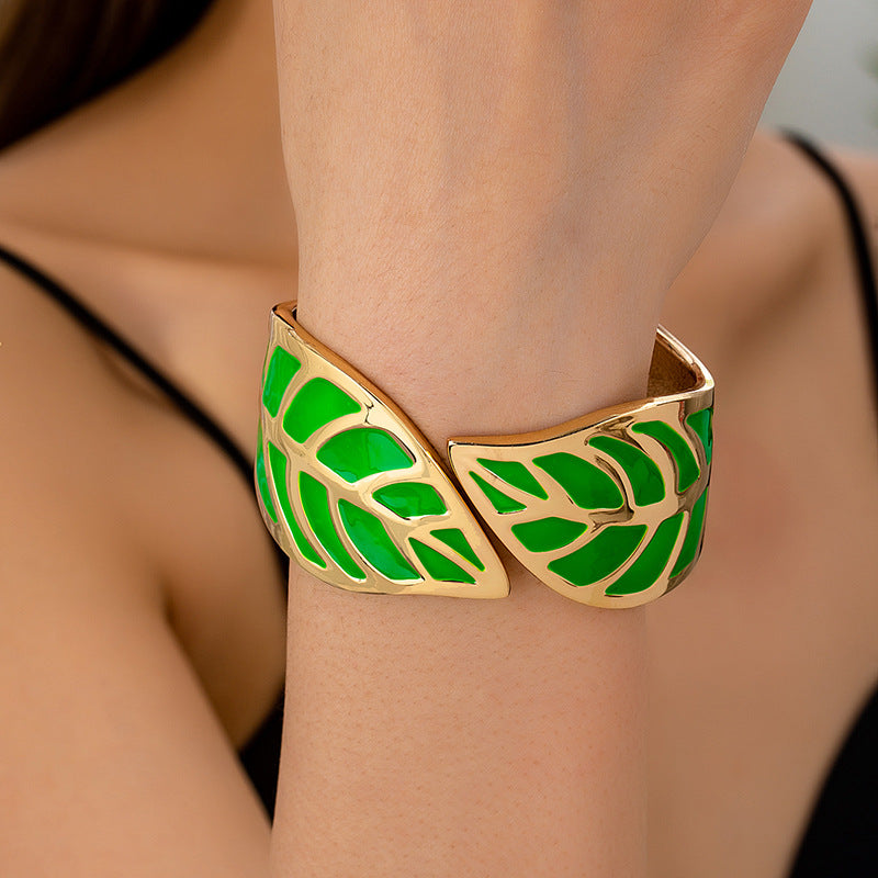 Planderful Vienna Verve Bracelet – Fashionable Metal Design with Green Leaves