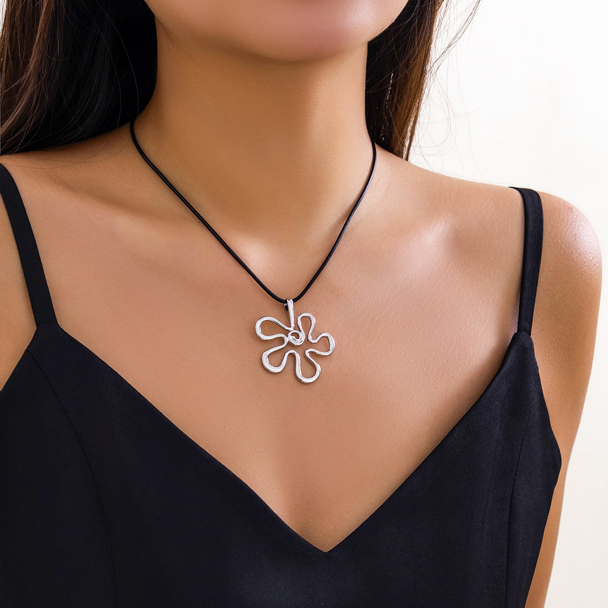 Planderful Vienna Verve Necklace – Personalized Sweet Flower Pendant Design