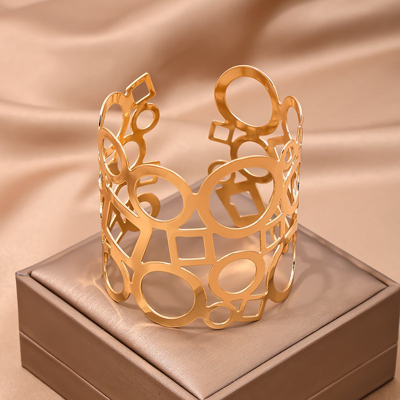 Chic Vintage-inspired Metal Circular Cuff for Women