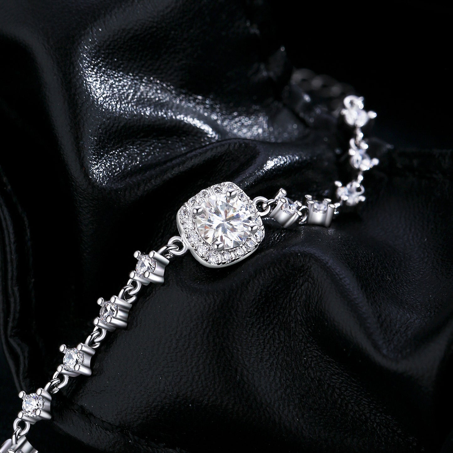 Planderful Moissanite Sparkling Bracelet – Luxurious Geometric Design