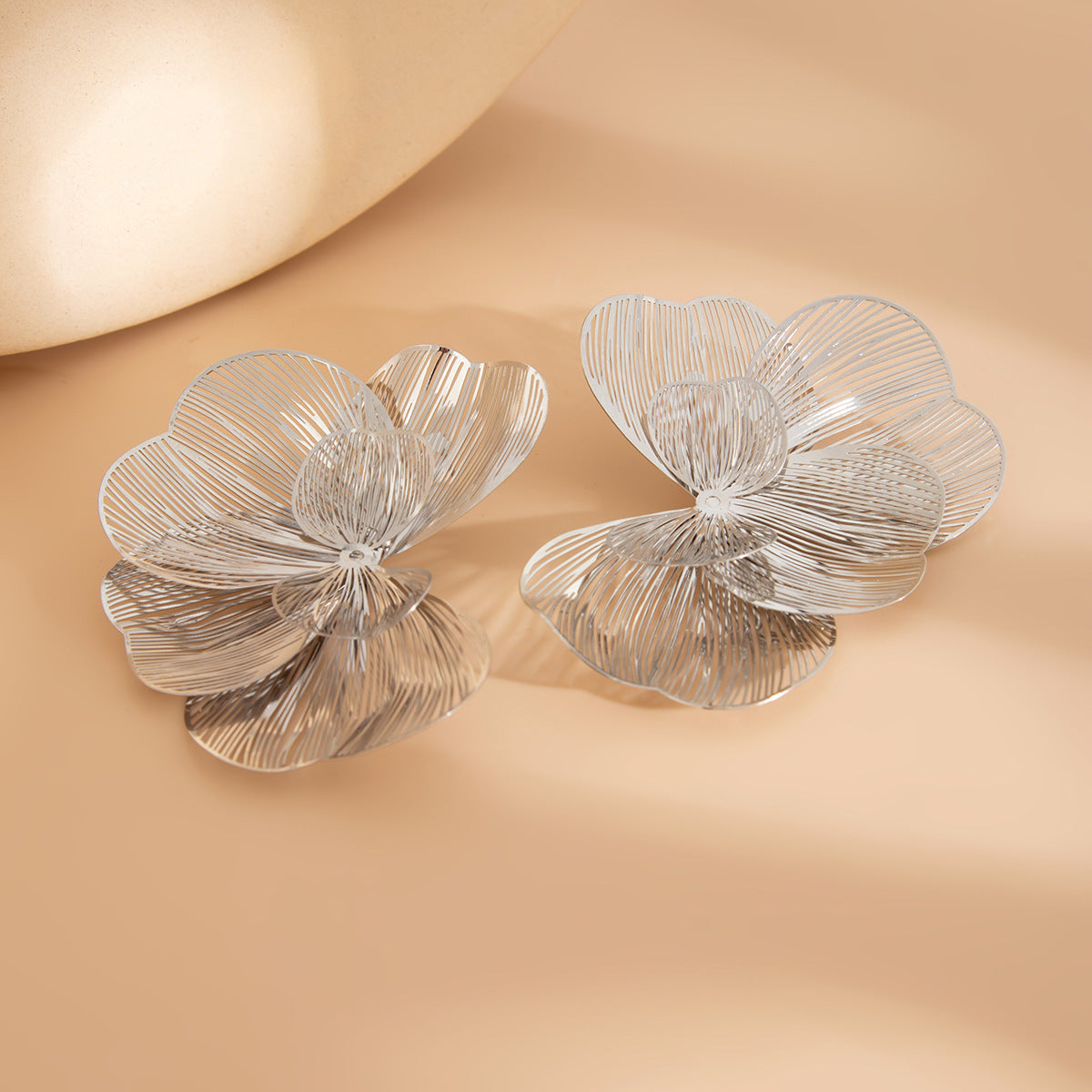 Planderful Vienna Verve Ginkgo Leaf Stud Earrings – Elegant Metal Texture with Imitation Pearl Accents
