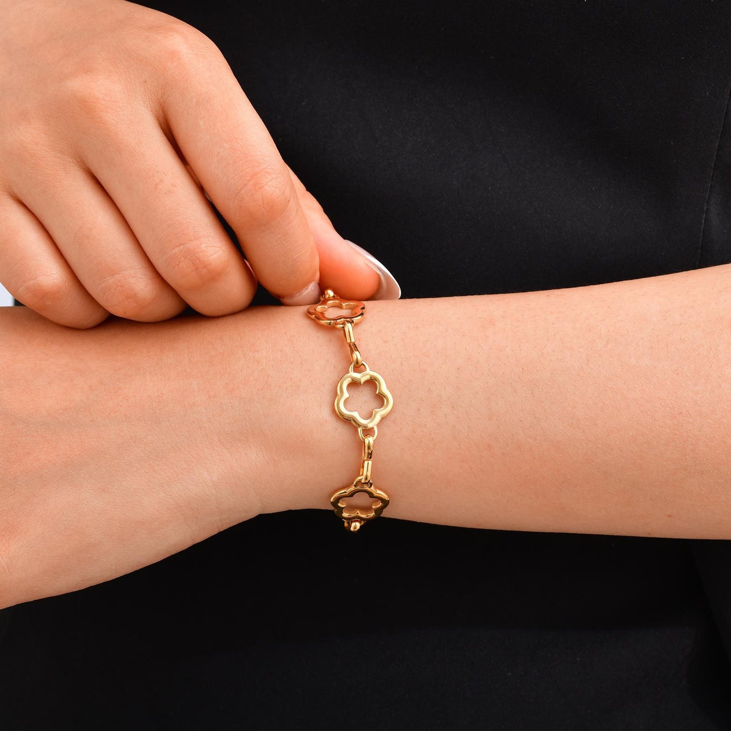 Wind Collarbone Chain Stainless Steel Gold-Plated Hollow Flower Necklace