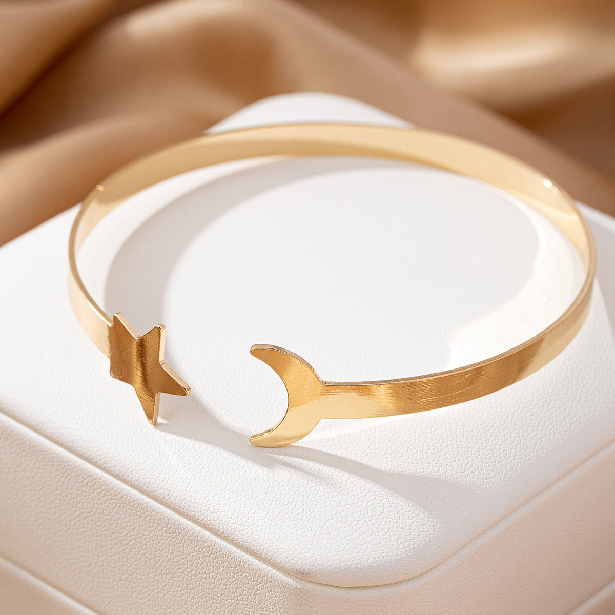 Planderful Vienna Verve Arm Ring – Stylish Minimalist Metal Design