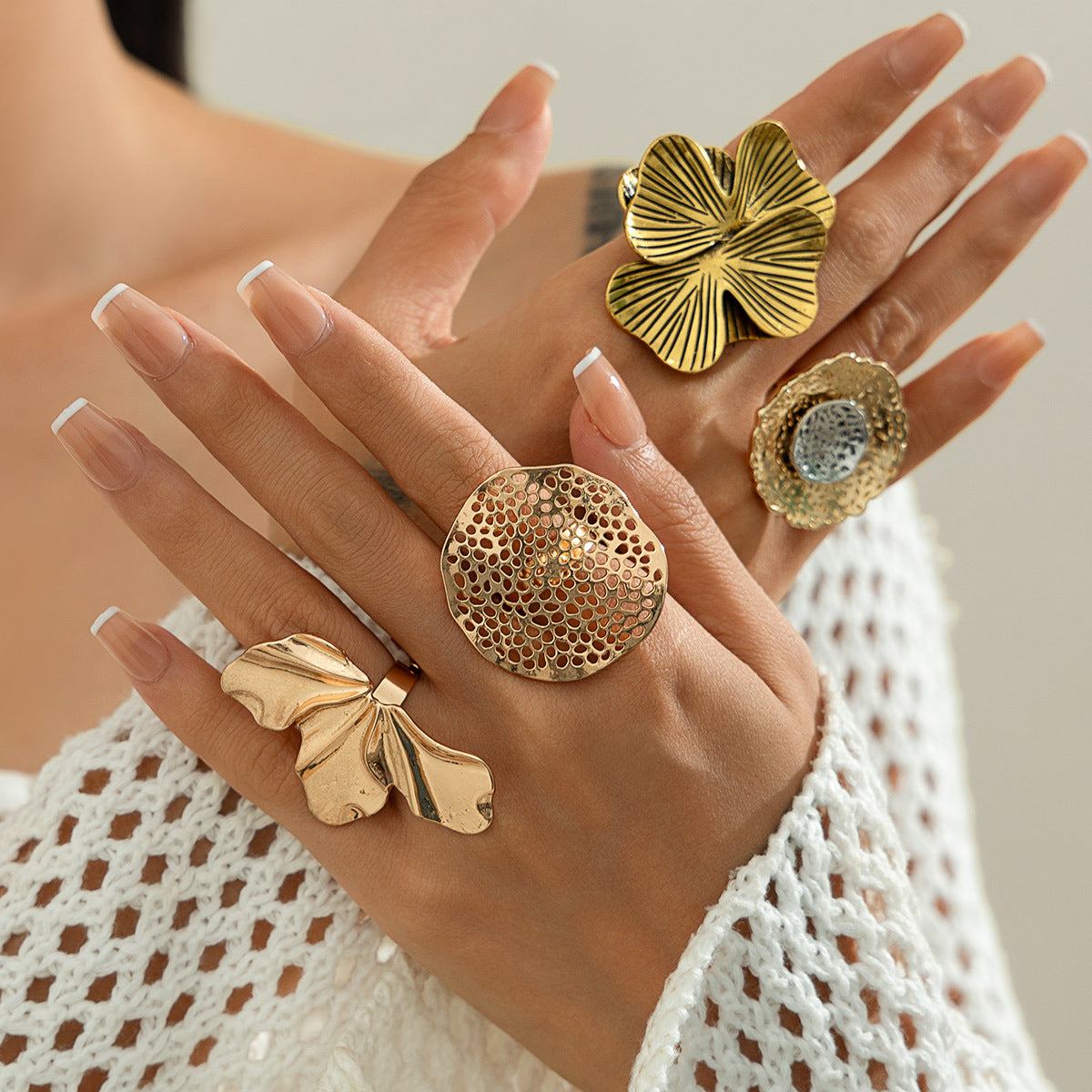 Planderful Vienna Verve Ring – Elegant Hollow Flower Design