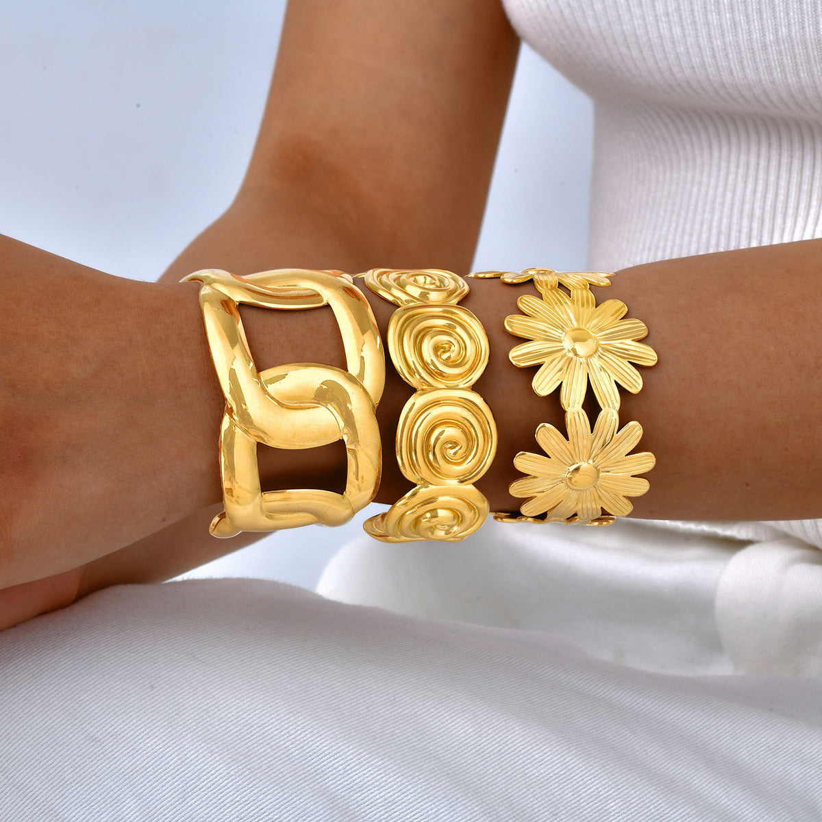 Stainless Steel Small Daisy Spiral Pattern Interlocking Opening Gold History Bracelet