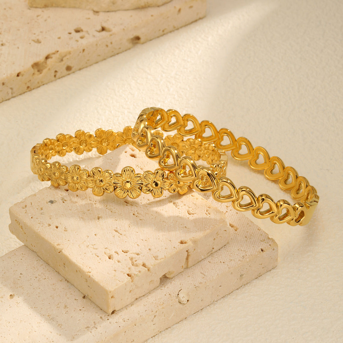 Stainless Steel Flower Hollow Heart-Shaped Design Sense Can Be Opened Bracelet Gold