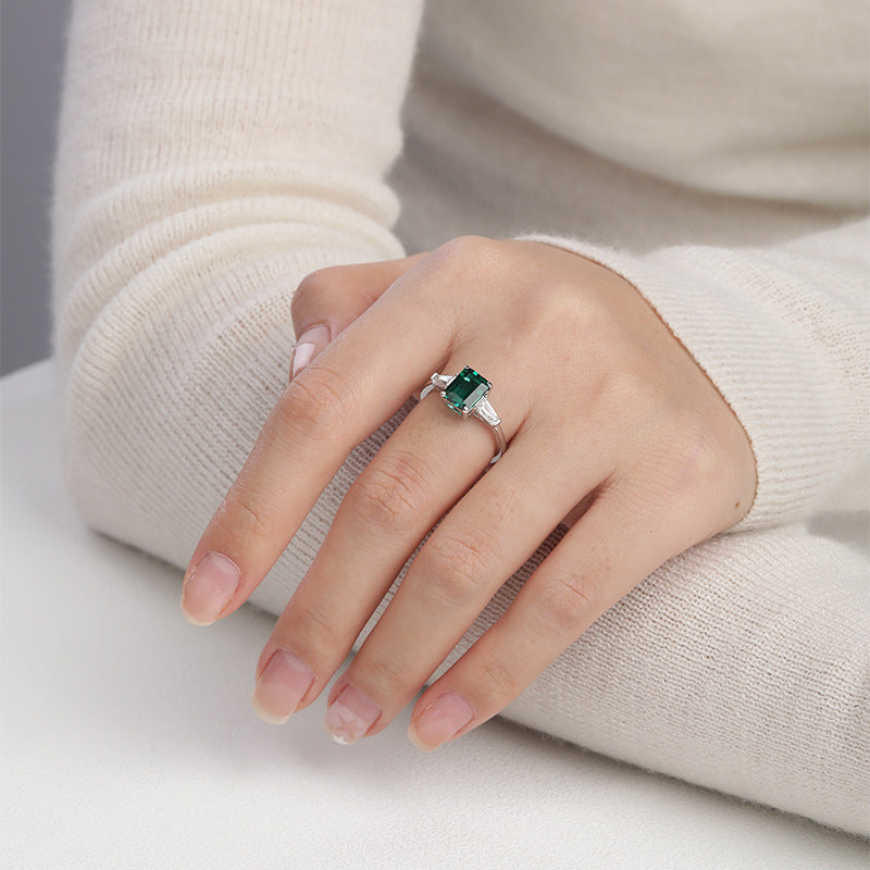 Jewelry Classic Three-Stone Lab Grown Emerald Ring Simple Fashion Daily Commuting