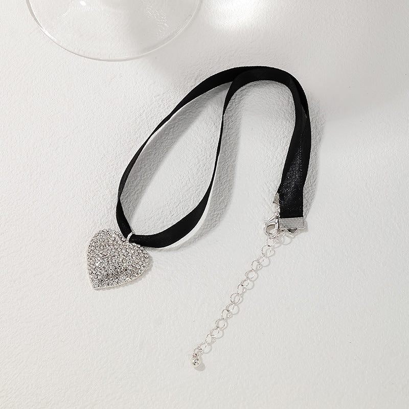 European & American Chic Minimalist Jewelry with Metal Heart Diamond Pendants and Necklaces