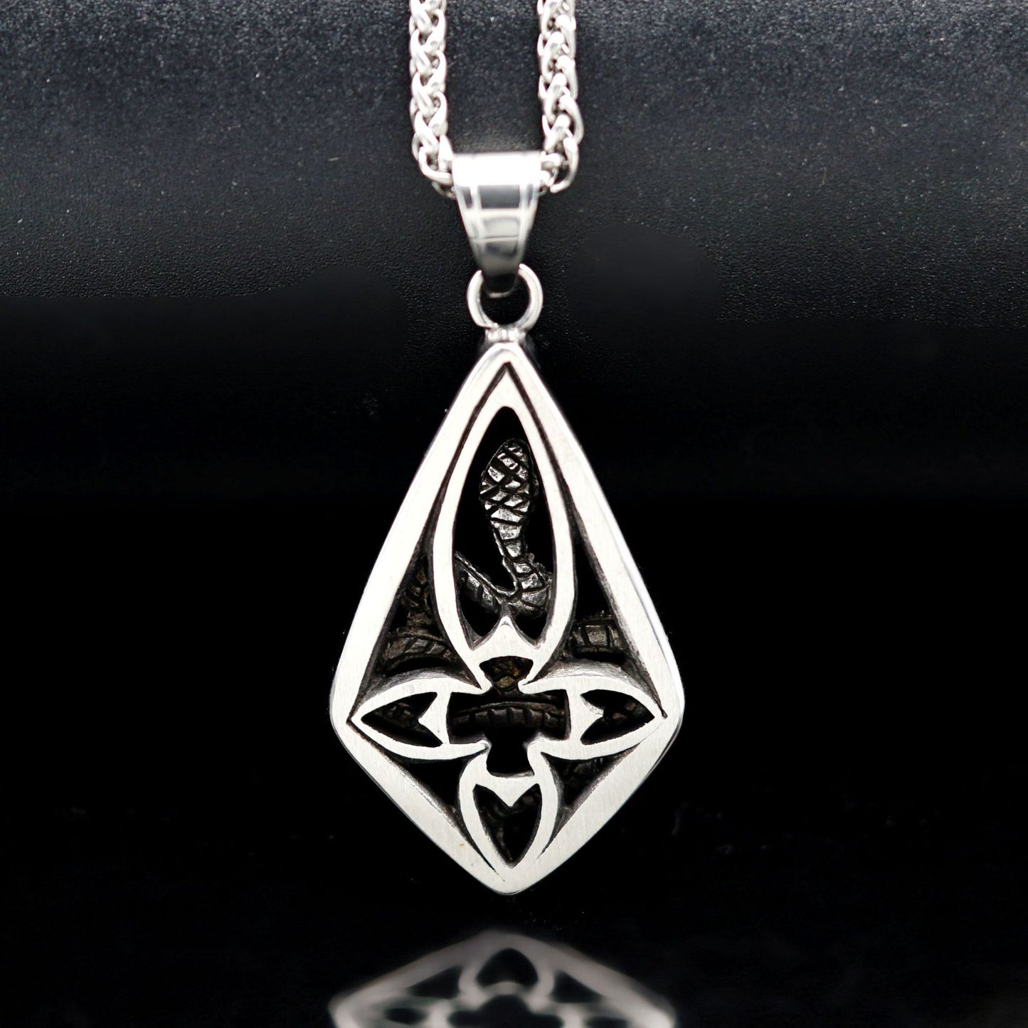 Steel Necklace – Vintage Spirit Snake Pendant For Retro Fashion Lovers Seeking Bold Statement Jewelry