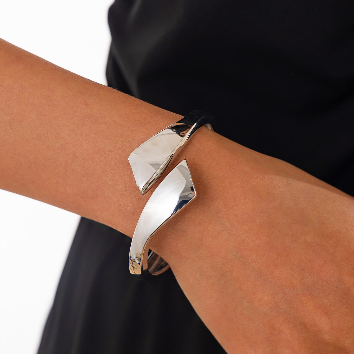 Planderful Vienna Verve Bracelet – Stylish Cross-Border Design