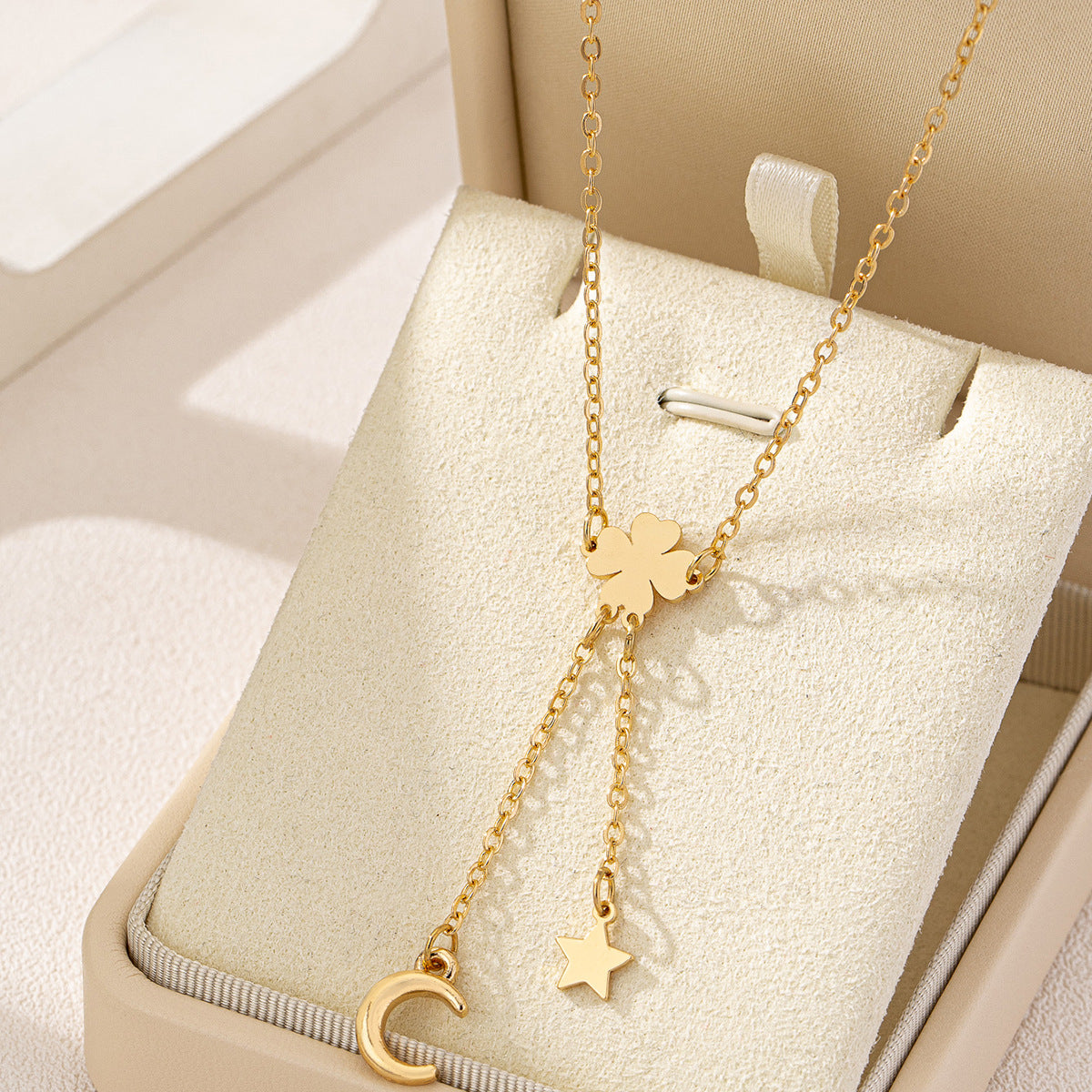 Planderful Vienna Verve Necklace – Minimalist Metal Flower Pendant Design