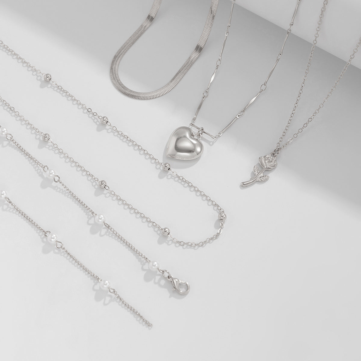 Planderful Vienna Verve Necklace – Elegant Imitation Pearl and Heart-Shaped Design