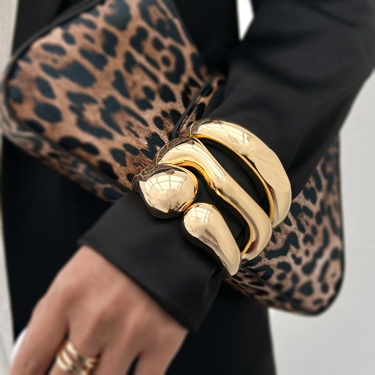 Planderful Vienna Verve Bracelet – Exaggerated Glossy Water Drop Design