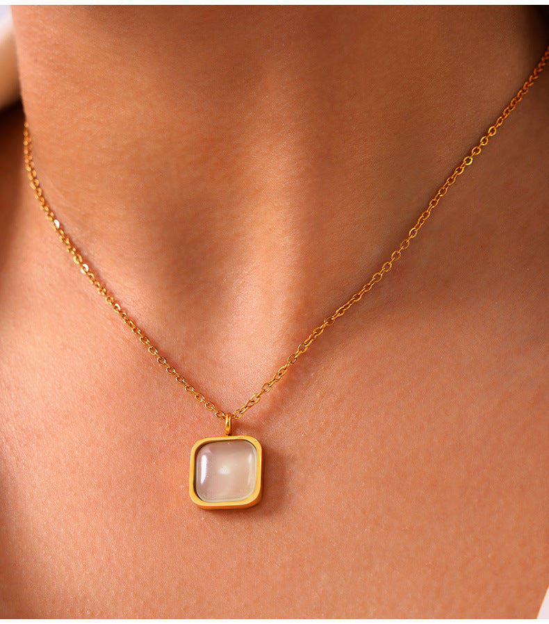 Elegant Geometric Resin Pendant Necklace Set