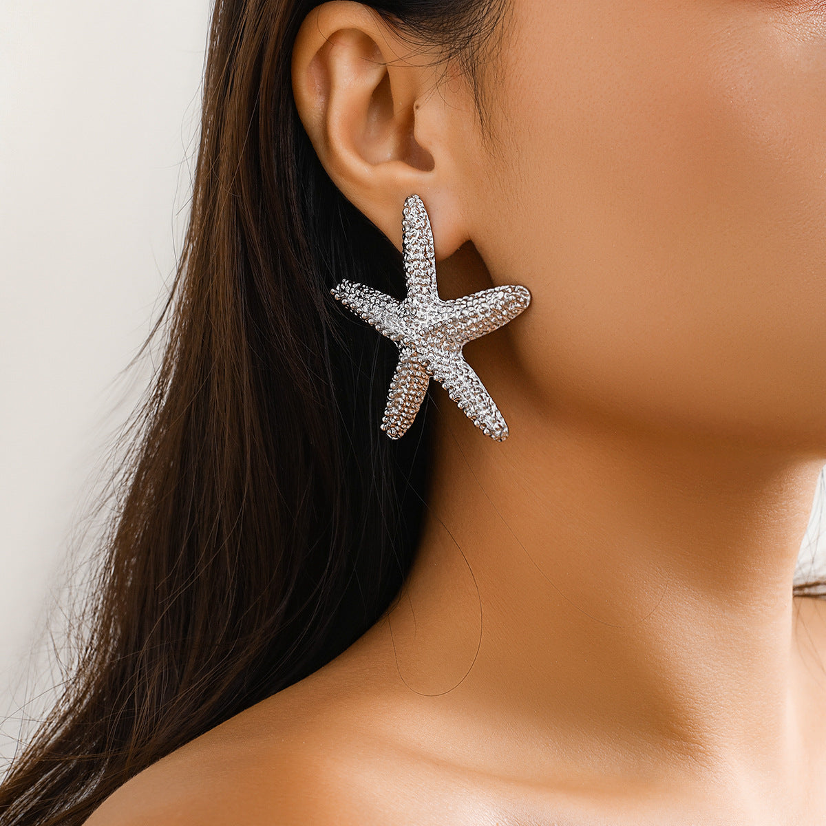Spicy Starfish Pendant Necklace with Ocean Style for Women, Featuring a Single Layer Design and Alloy Material.