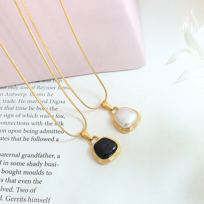 European Charm Black and White Pearl Pendant Necklace with Gold-Plated Snake Bone Chain