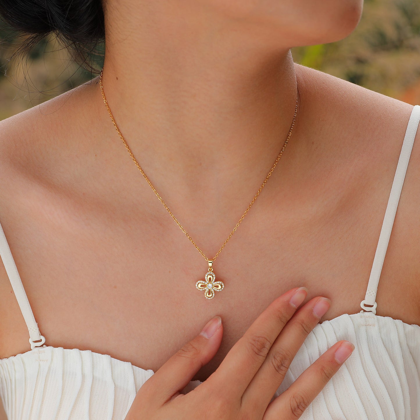 Zircon Flower Pendant Necklace in Gold Copper Jewelry Wholesale