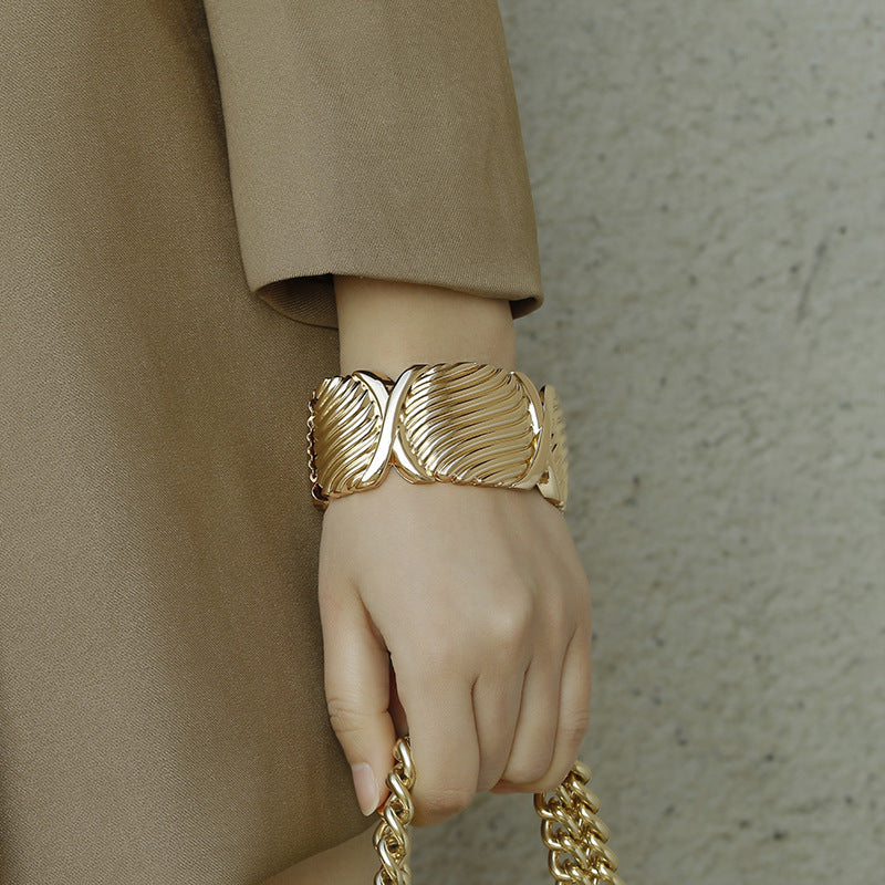 Exaggerated European Style Wholesale Gold Bracelet for Fashion Forward Women