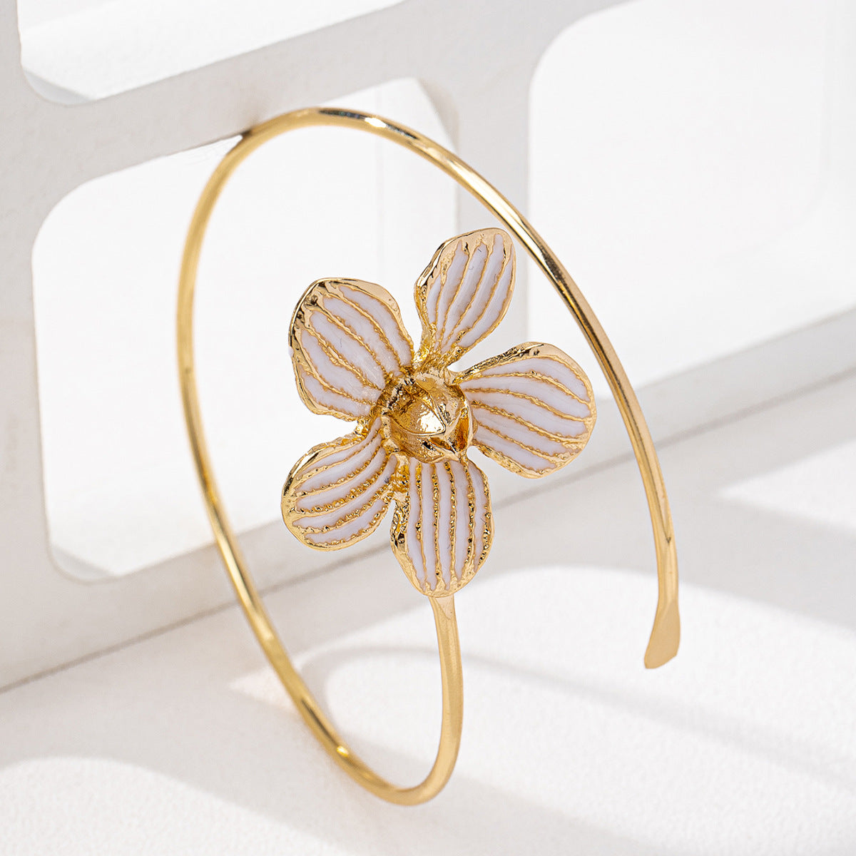 Planderful Vienna Verve Bracelet – Fashionable Metal Flower Design