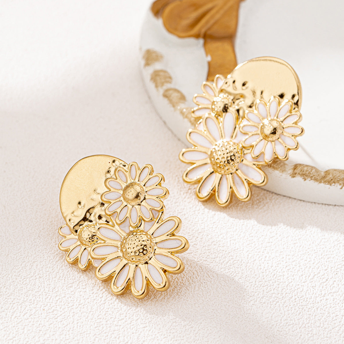 Planderful Vienna Verve Daisy Flower Stud Earrings – Stylish Retro Design
