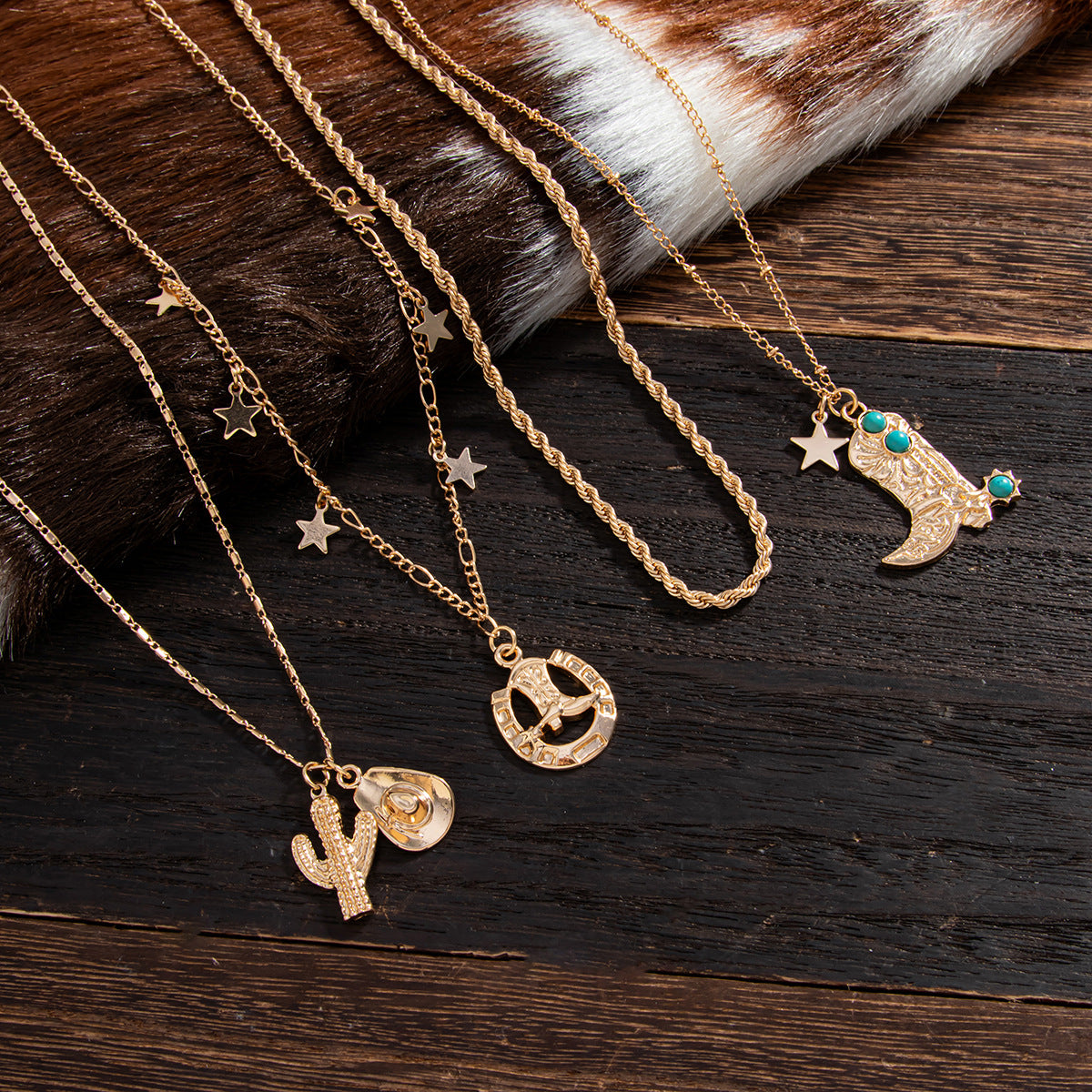 Planderful Vienna Verve Necklace – Retro Star-Shaped Design