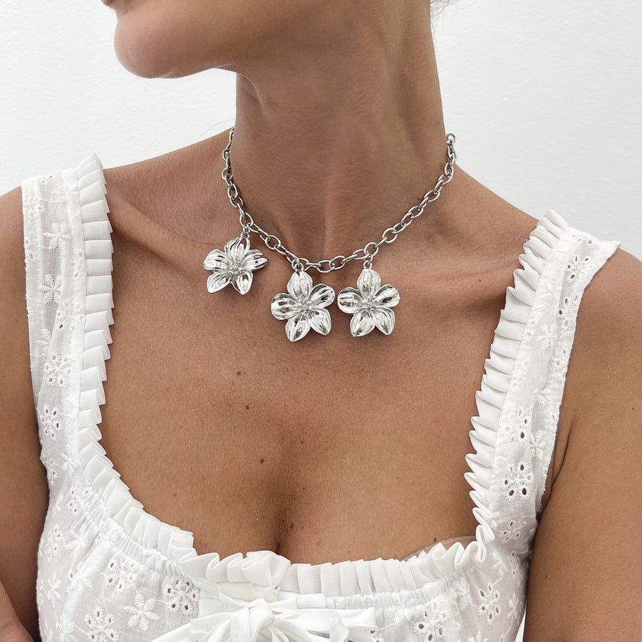 Planderful Vienna Verve Necklace – Retro Versatile Flower Pendant Design