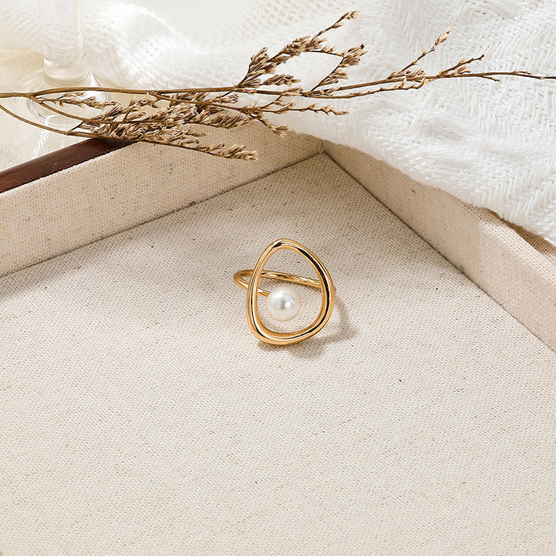 Wholesale Irregular Hollow Metal Pearl Ring for Women: Elegant European Style Jewelry