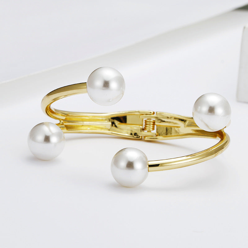 Chic Irregular Pearl and Gold-Plated Alloy Bracelet for Fashionistas