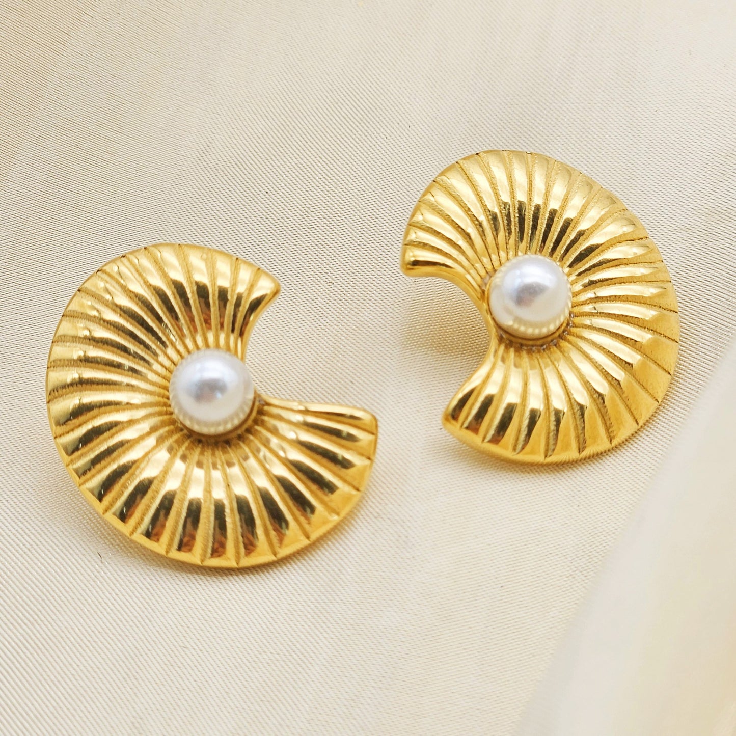 Planderful Gold Plated Striped Pearl Scalloped Earrings Stainless Steel For Fashion Forward Women Elegant Statement