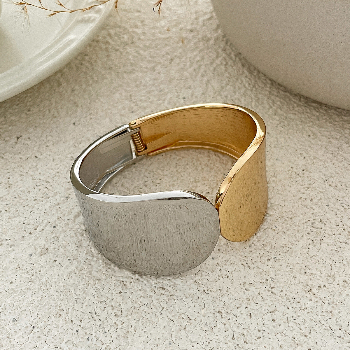 Planderful Geometric Spring Buckle Bracelet For Women With Glossy Metal Colorful Contrast Vienna Verve