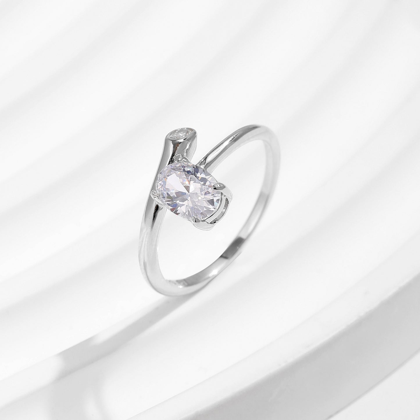 Planderful Everyday Genie Oval Ring – Irregular Simple Design with Shiny Zircon
